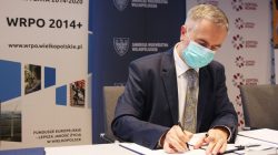 Marszałek Marek Woźniak podpisuje umowy na dofinansowanie szpitali wojewódzkich w ramach WRPO 014+