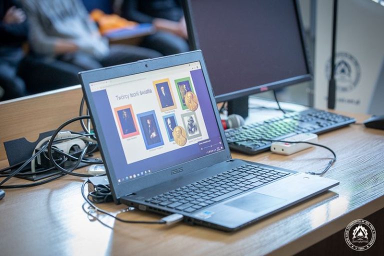 ZST Turek. Wykłady pod patronatem WAT | laptop