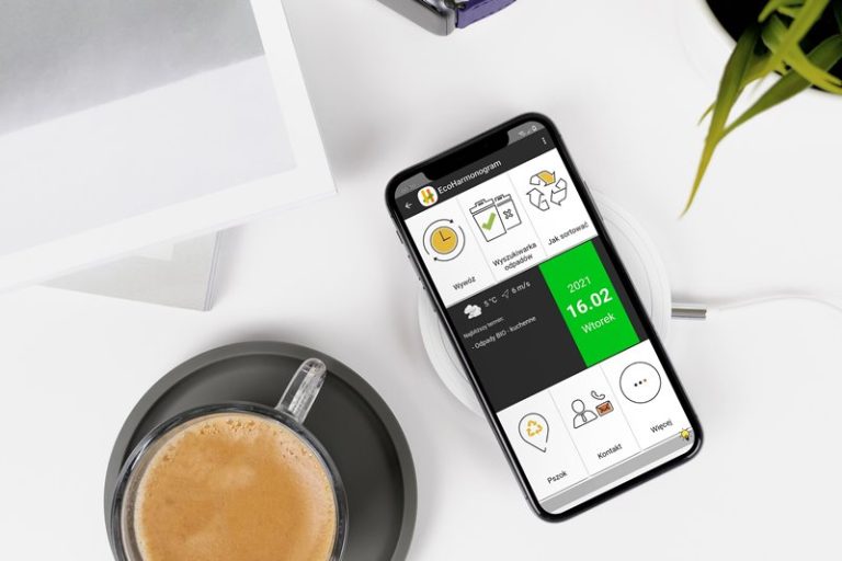 Aplikacja EcoHarmonogram przy filiżance kawy