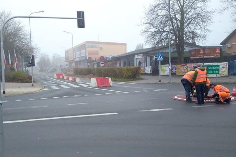 Tymczasowe rondo na skrzyżowaniu ulic. Legionów Polskich, al. Piłsudskiego oraz ul. Kolskiej i Kolskiej Szosy