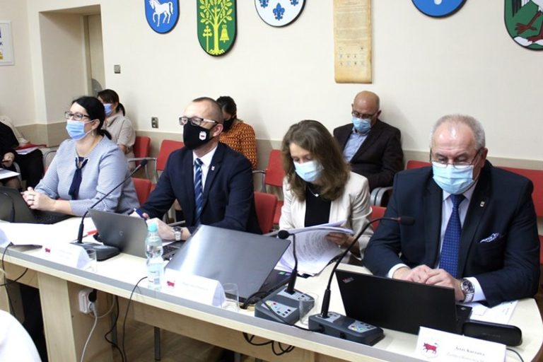 Miejskie podatki w górę. Radni przegłosowali propozycje burmistrza | drugi od lewej: burmistrz Romuald Antosik