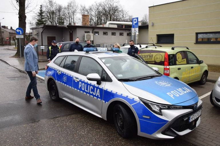 Nowe hybrydowe radiowozy dla policji w Dobrej i Tuliszkowie