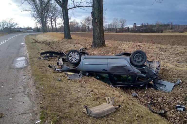 Cichów (gm. Brudzew). Dachował i oddalił się z miejsca wypadku