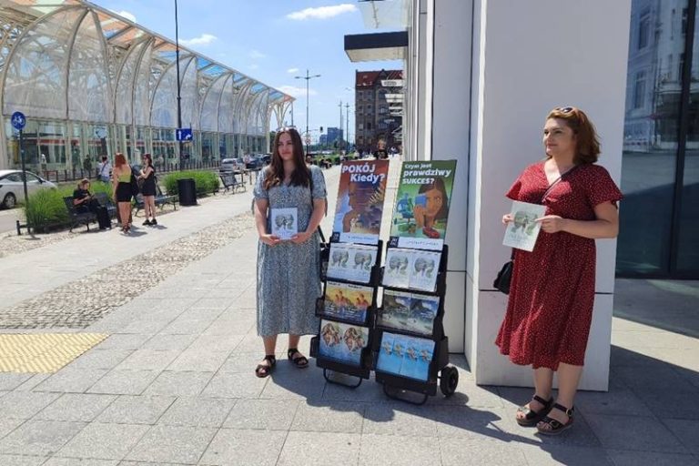 Świadkowie Jehowy podczas publicznej służby.