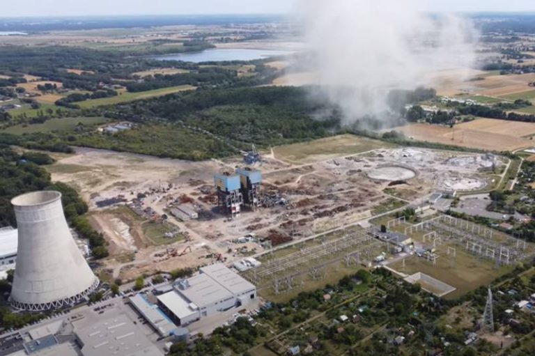 Z krajobrazu zniknęły kolejne dwie chłodnie po byłej elektrowni Adamów [wideo]