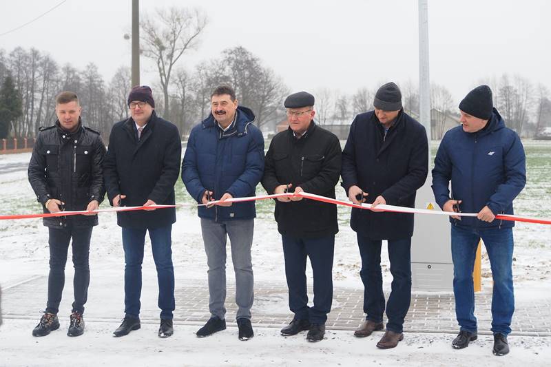 Nowo wybudowana kanalizacja w Kawęczynie oddana do użytku | starosta Dariusz Kałużny, poseł Ryszard Bartosik, wójt Jan Kawęczyn