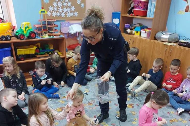 mł.asp. Joanna Wypchło wśród uczniów Szkoły Podstawowej w Turkowicach
