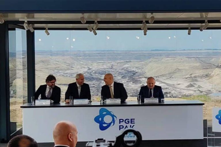 Zawiązano spółkę PGEPAK Energia Jądrowa. Cel? Budowa elektrowni. Na tle odkrywki Jóźwin od lewej: prezes ZE PAK Piotr Woźny, Zygmunt Solorz, wicepremier Jacek Sasin, prezes PGE Wojciech Dąbrowski