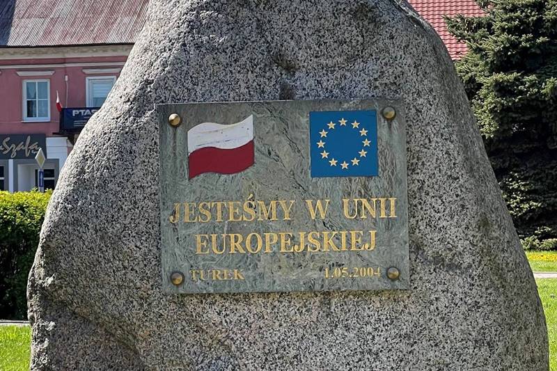 Głaz upamiętniający wejście Polski do Unii Europejskiej 1 maja 2004 r. Głaz posadowiony jest w Rynku, na pl. Wojska Polskiego w Turku