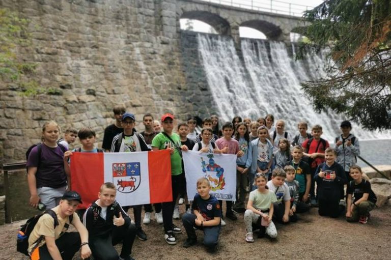Uczniowie szkoły w Grzymiszewie, w tym grupa młodych karateków z KSiSW, na górskiej wycieczce turystyczno-integracyjnej z elementami profilaktyki