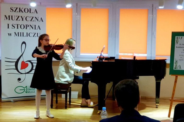 Kalina Świderska (gra na skrzypcach), młoda skrzypaczka z Turku odniosła sukces na konkursie instrumentalnym w Miliczu