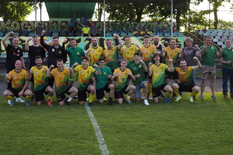 Tur Turek przypieczętował awans | zawodnicy Tura Turek pozują do pamiątkowego zdjęcia na płycie boiska w Turku