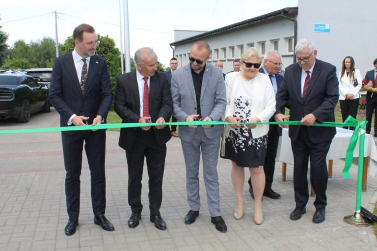 Przecięcie wstęgi. od prawej: wiceprezes NFOŚiGW Sławomir Mazurek, prezes PGKiM Mirosław Wypiór, burmistrz Turku Romuald Antosik