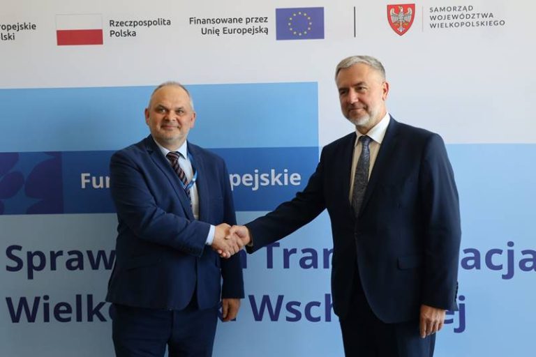 od lewej: Maciej Sytek, prezes ARR w Koninie; Marek Woźniak, marszałek województwa wielkopolskiego