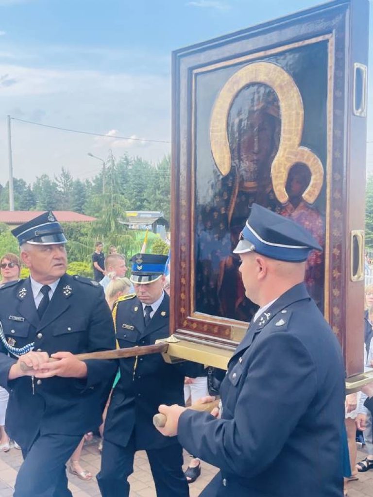 Nawiedzenie obrazu Matki Bożej w kościele w Obrzębinie. Strażacy wprowadzają obraz do kościoła
