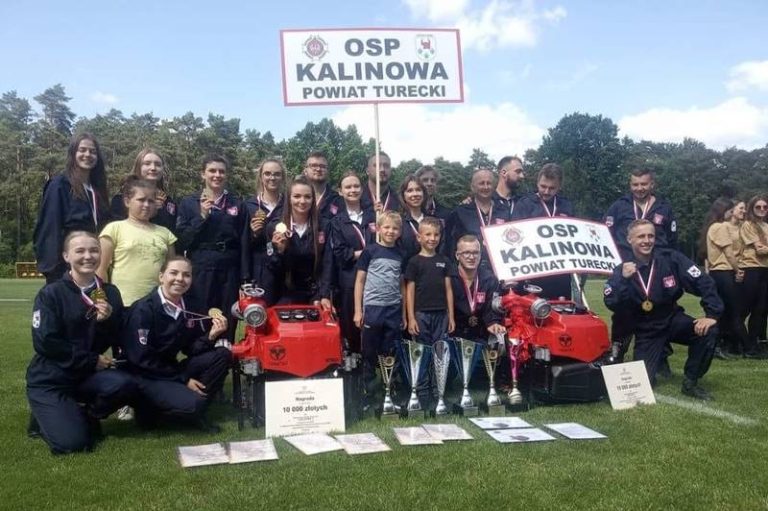 Wągrowiec 2023. Mistrzostwa Wielkopolski w zawodach sportowo-pożarniczych. Drużyny OSP Kalinowa na wspólnym zdjęciu po zdobyciu mistrzostwa