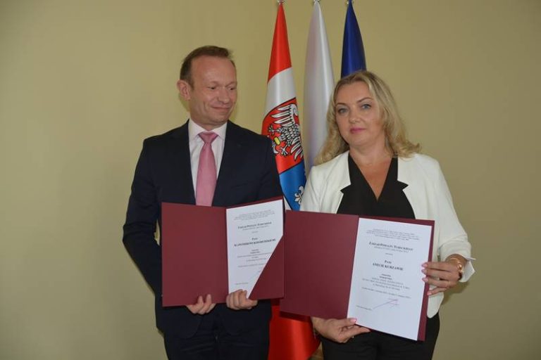 Nowi dyrektorzy placówek oświatowych w powiecie tureckim Od lewej: Sławomir Kosobudzki - dyrektor Zespołu Placówek Edukacyjno-Wychowawczych; Aneta Kurzawa - dyrektor Zespołu Szkół Technicznych w Turku
