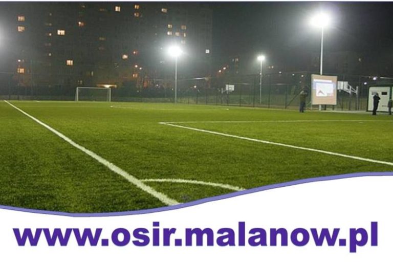 Boisko Orlik 2012 w Malanowie oświetlone wieczorem. Wakacyjna Liga Piłki Nożnej 2023