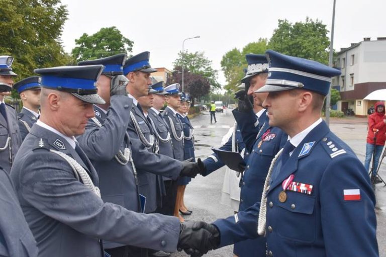 Komendant powiatowy policji Michał Grzelak gratuluje policjantom