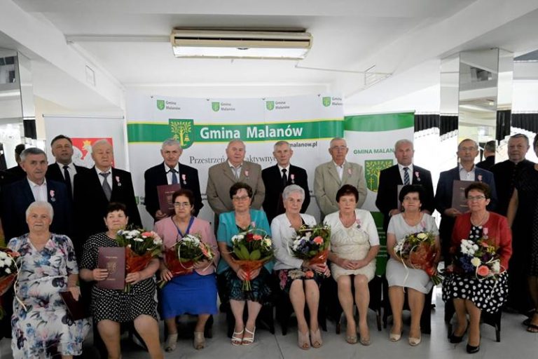 Małżeństwa, które obchodzą złote gody pozują do go zbiorowego zdjęcia