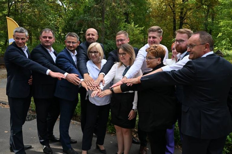 Kandydaci Trzeciej Drogi podczas konferencji prasowej w Parku Chopina w Koninie