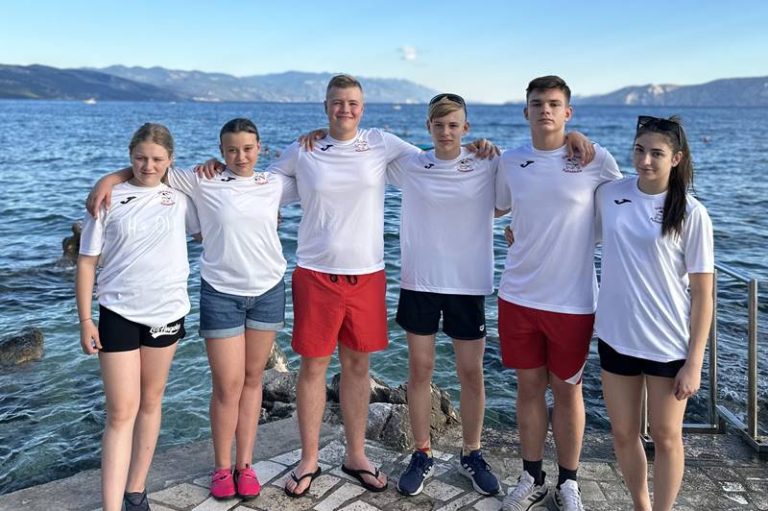 Młodzi zawodnicy UKS Judo w Tuliszkowie pozują na tle morza