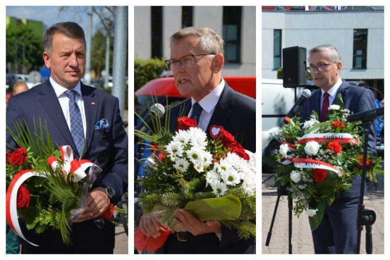 Posłowie: leszek Galemba (PiS), Tomasz Nowak (PO), Tadeusz Tomaszewski (Lewica) z wiązankami kwiatów na rękach podczas przemówienia