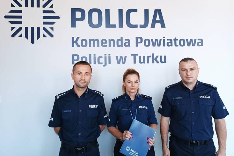 od lewej: komendant policji w Turku Michał Grzelak, policjantka Marzena Kwaśna, która będąc na wakacjach uratowała półtoraroczne dziecko; Roman Frątczak