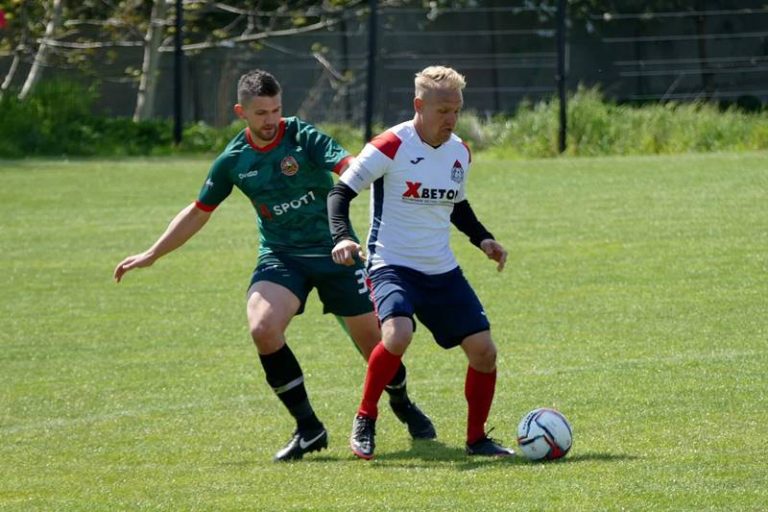 Dwóch piłkarzy w meczu Strażak Licheń Stary vs. Orzeł Kawęczyn (1:7) Mecz klasy okręgowej 2023/2024