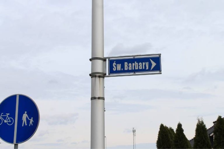 Tabliczka informacyjna na słupie: ul. Św. Barbary