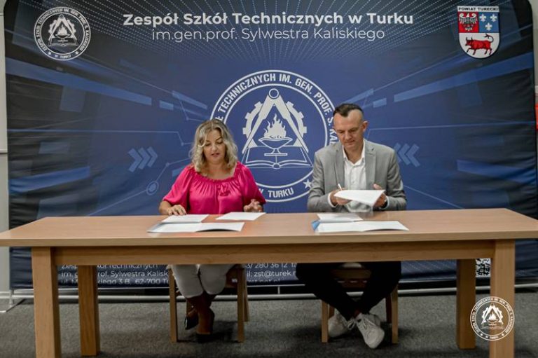 od lewej: dyrektor ZST Turek Aneta kurzawa oraz prezes Ambro Jordan Zakolski