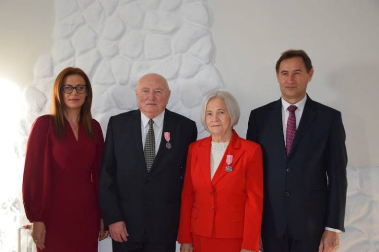 W środku Anna i Wiesław Olejnik; z prawej burmistrz Tuliszkowa Krzysztof Roman