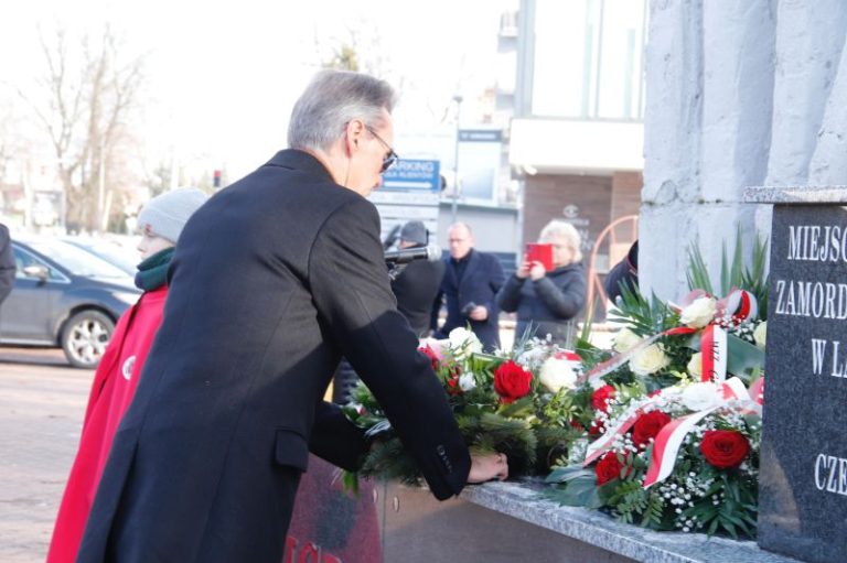 Wiązankę kwiatów pod pomnikiem "Nigdy więcej wojny" składa Piotr Rybarski