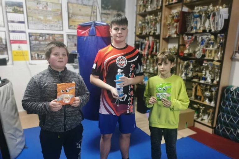 Nocne szkolenia dla młodych karateków