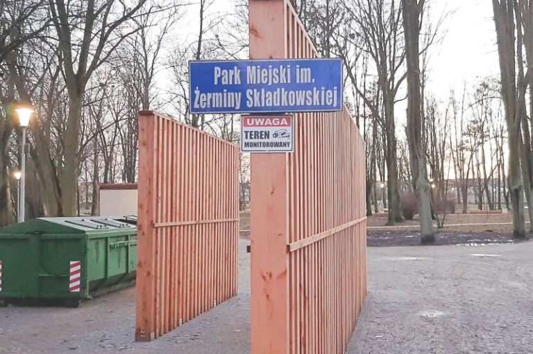 Turek, park miejski po rewitalizacji (2024); wejście do parku - tabliczka