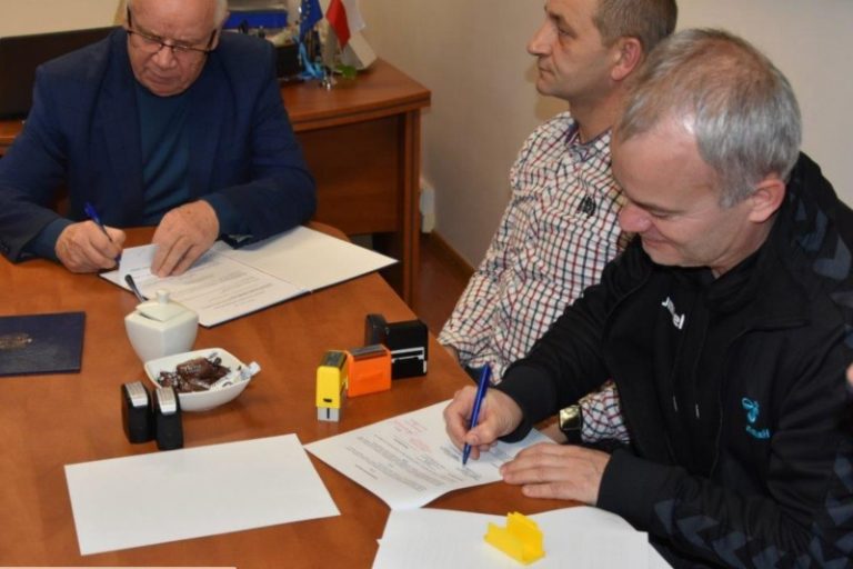 Podpisanie umów dotacji z klubami sportowymi z gminy Przykona