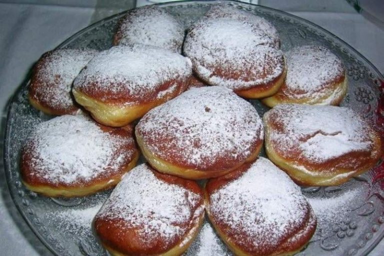 pączki z cukrem pudrem na tłusty czwartek