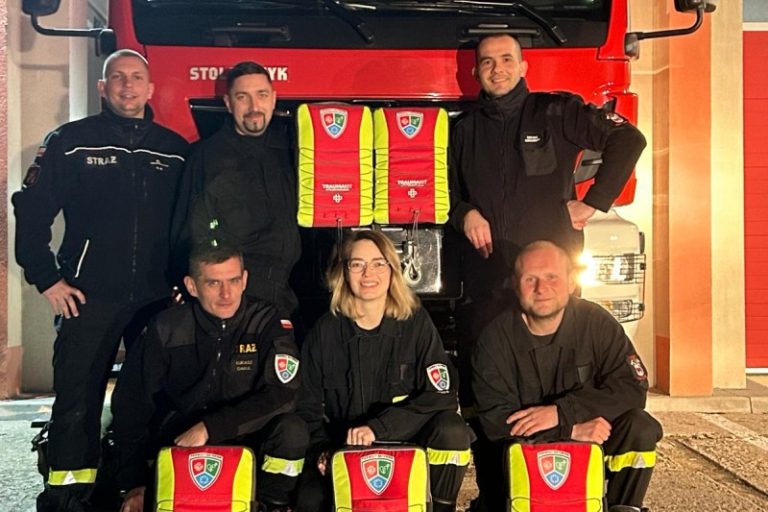 Pierwsi Ratownicy z OSP Turek na tle wozu strażackiego