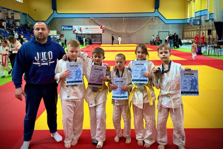 Młodzi adepci judo z Tuliszkowa wraz z trenerem