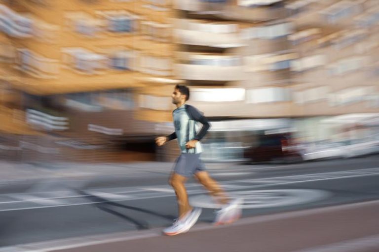 Rozmazany obraz chodziarza sportowego / biegacza