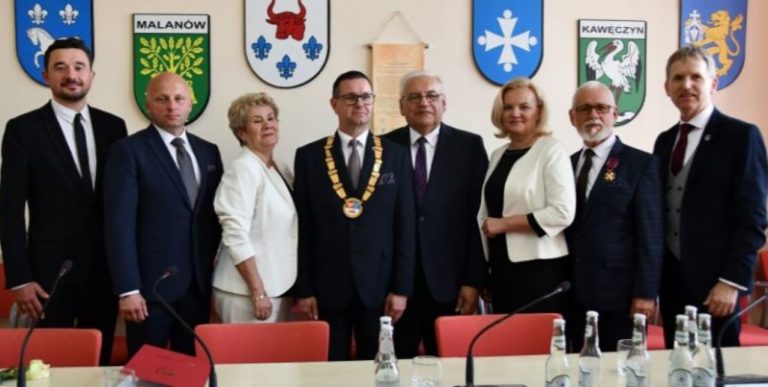 Nowo wybrany zarząd powiatu oraz prezydium rady powiatu po zakończeniu inauguracyjnej sesji Rady Powiatu Tureckiego od lewej: Bartłomiej Wiśniewski, Krystian Krawczyk, Eugenia Paterkiewicz, Krzysztof Buchelt, Jan Smak, Magdalena Wysocka, Bohdan Radecki