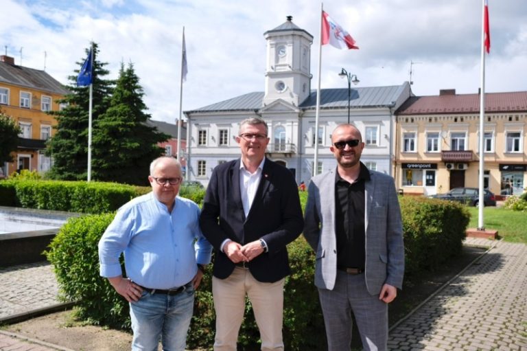 Na turkowskim rynku (pl. Wojska Polskiego) stoją od lewej: przewodniczący PO Turek Dariusz Młynarczyk, poseł PO Marcin Bosacki, burmistrz Turku Romuald Antosik
