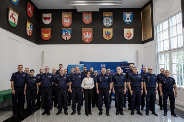 Laureaci policyjnych konkursów "Patrol Roku 2024" oraz "Dzielnicowy Roku" wraz z wojewodą wielkopolskim panią Agatą Sobczyk