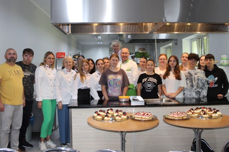Marcin Surdyk, mistrz świata w cukiernictwie na warsztatach z młodzieżą z ZSR w Kaczkach Średnich w 2024 r.