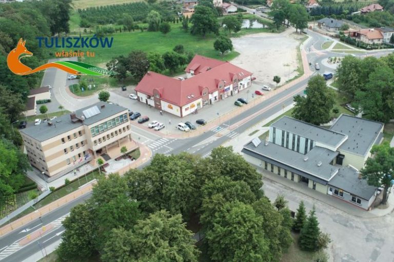 Widok z lotu ptaka na centrum Tuliszkowa: w tym urząd Gminy i Miasta Tuliszków