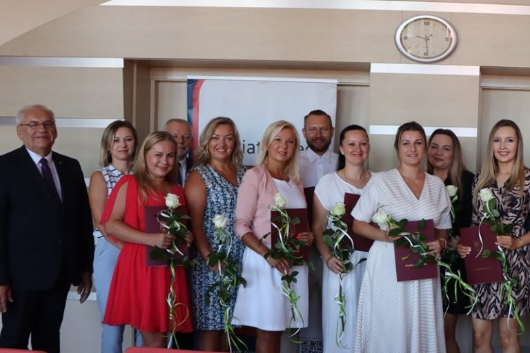Nauczyciele mianowani ze szkół powiatowych wraz ze starostą tureckim Janem Smakiem