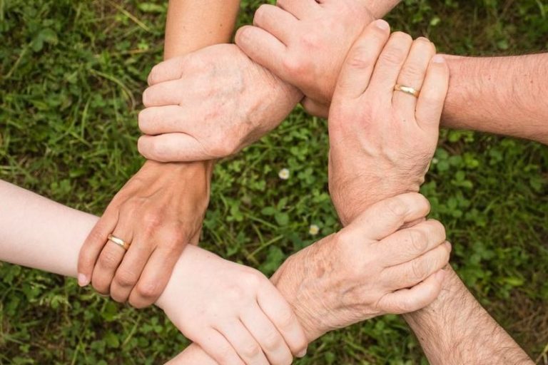 splecione dłonie