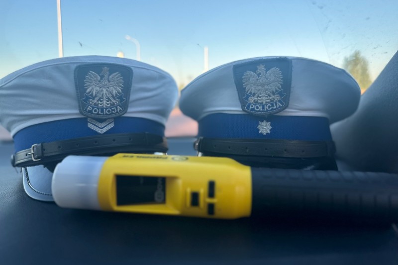 czapki policyjne (drogówki) oraz alkomat
