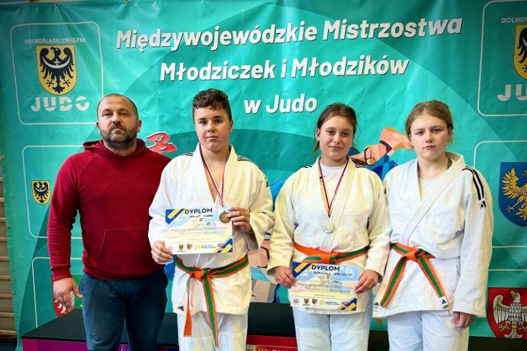 trener Michał Gaj i młodzicy z UKS Judo Tuliszków