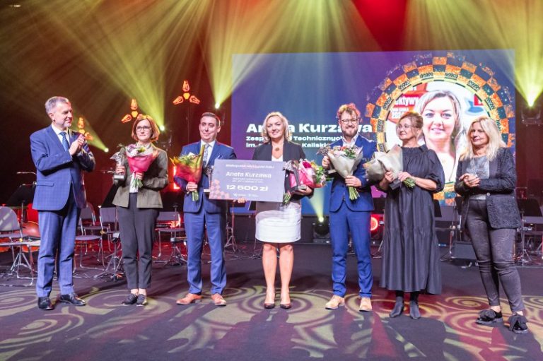 Laureaci konkursu Wielkopolski Nauczyciel Roku 2024. Pierwszy z prawej marszałek województwa Marek Woźniak, w środku z "czekiem" w ręku Aneta Kurzawa, pierwsza z prawej członek zarządu województwa Katarzyna Kretkowska